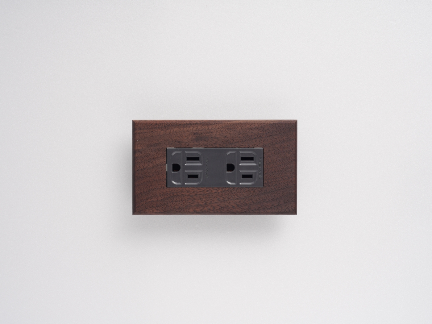 panasonic，so-style，霧灰插座，黑胡桃木