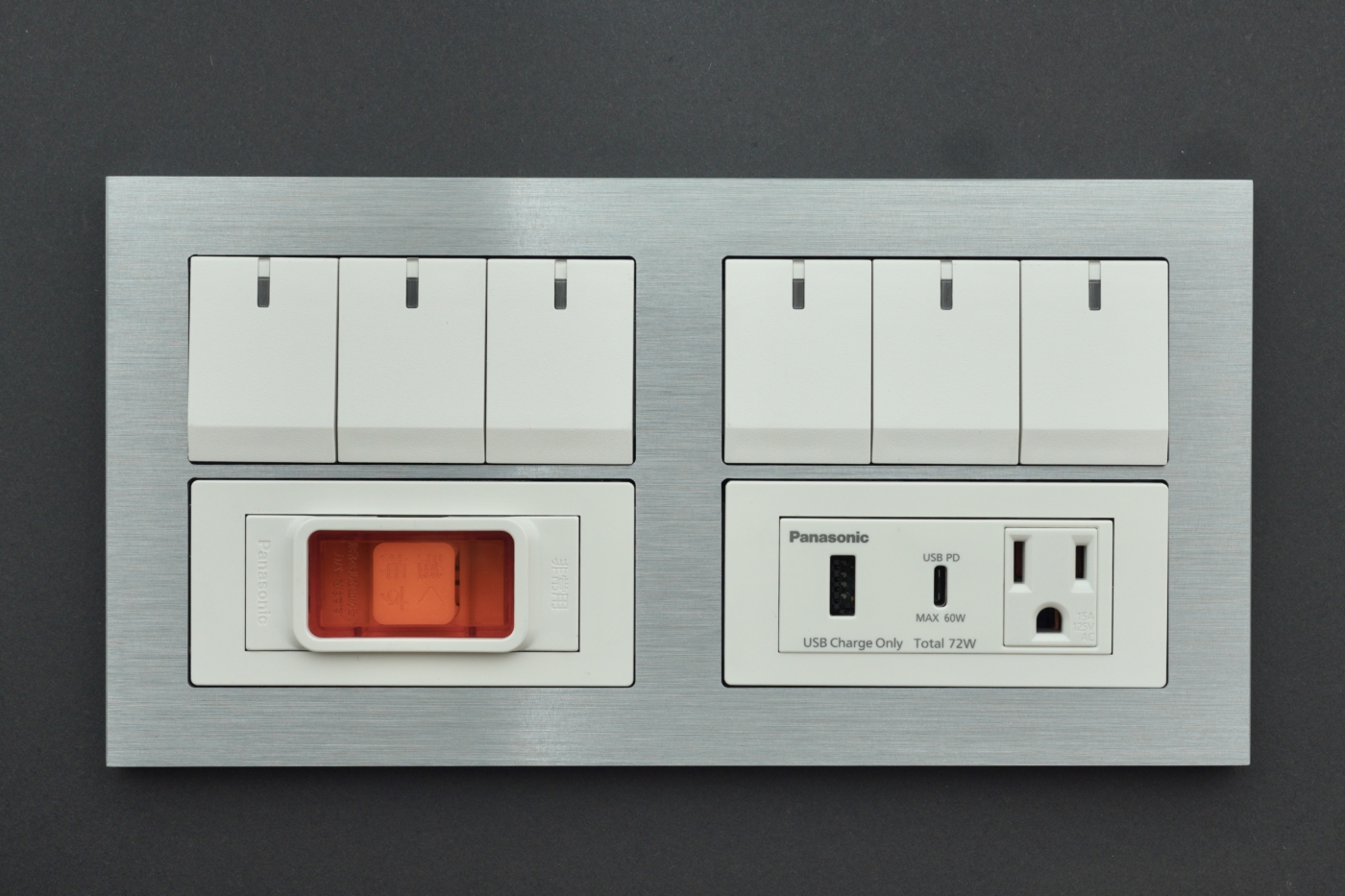 DSC00626 鋁合金陽極鈦灰Glatima螢光3開/3開/緊急壓扣/typeC+USB加插座